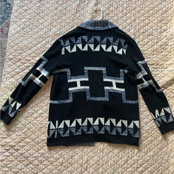 VINTAGE Cardigan sweater in a southwestern bohemian pattern. - Picture 3 of 4